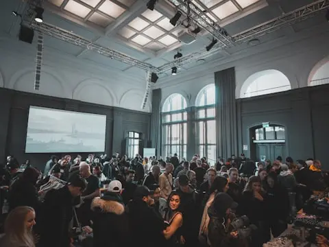 Panel salonunu dolduran kalabalık